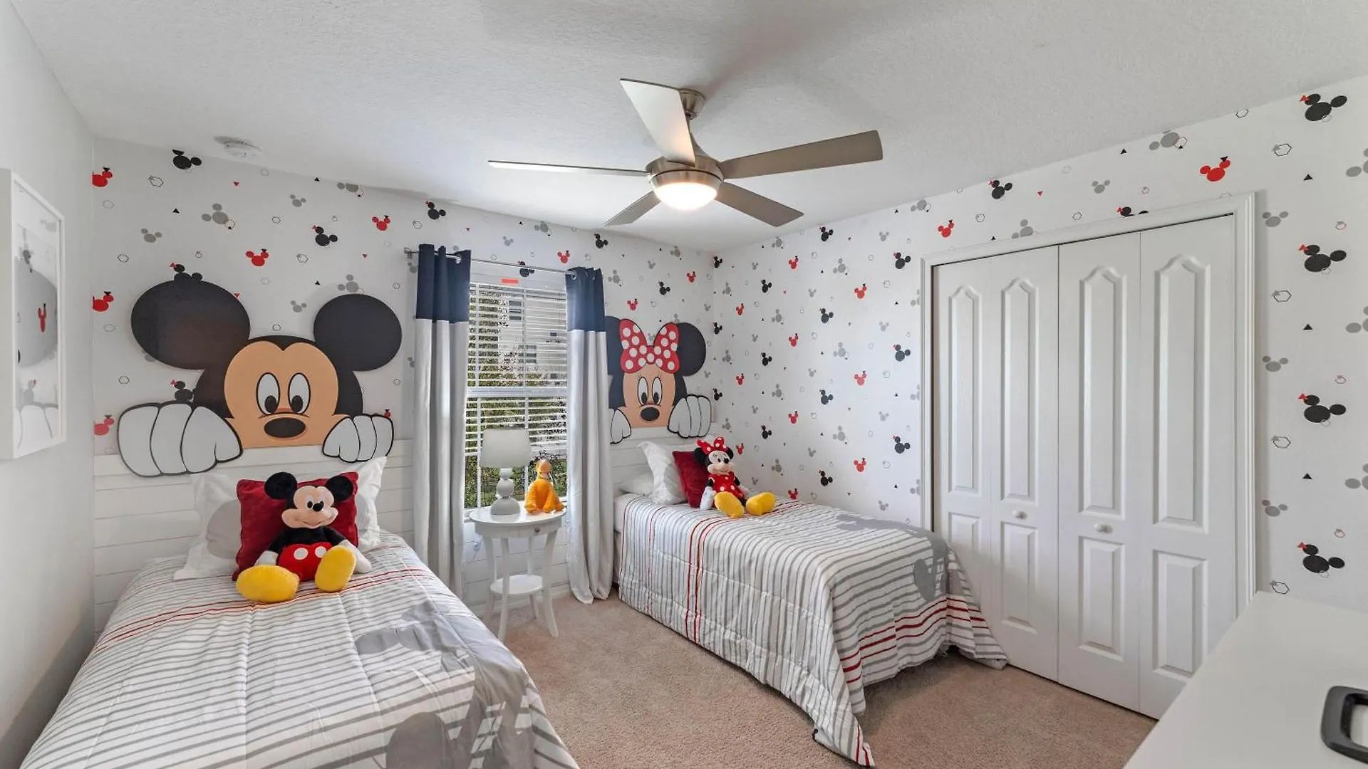 5 Bedrooms- 4 Bathrooms - Storey 4819 Ct Holiday home *