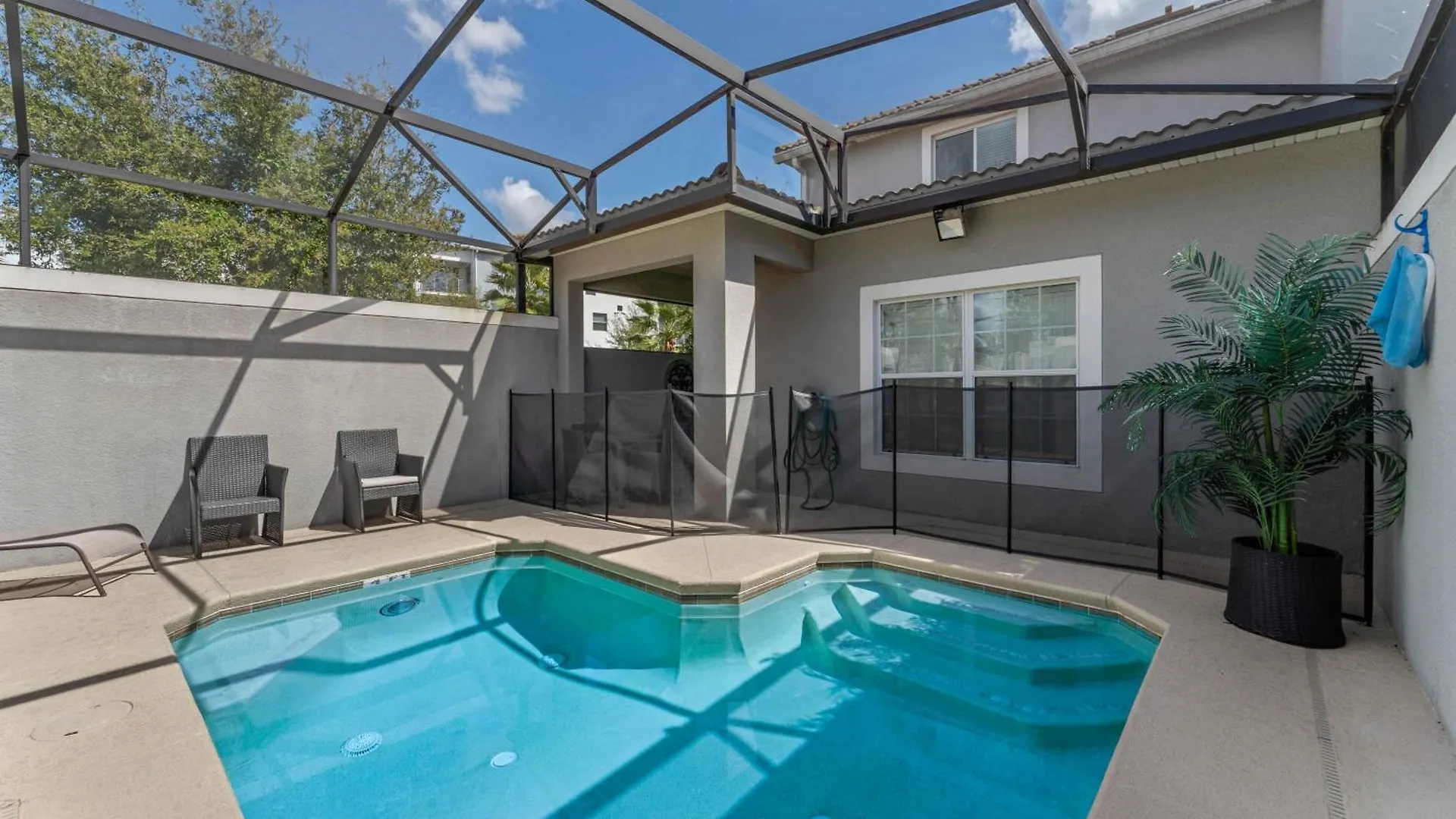 5 Bedrooms- 4 Bathrooms - Storey 4819 Ct *