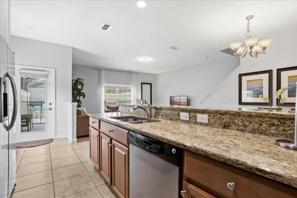 5 Bedrooms - 4 Bathrooms Paradise Palms 8981 Cp *