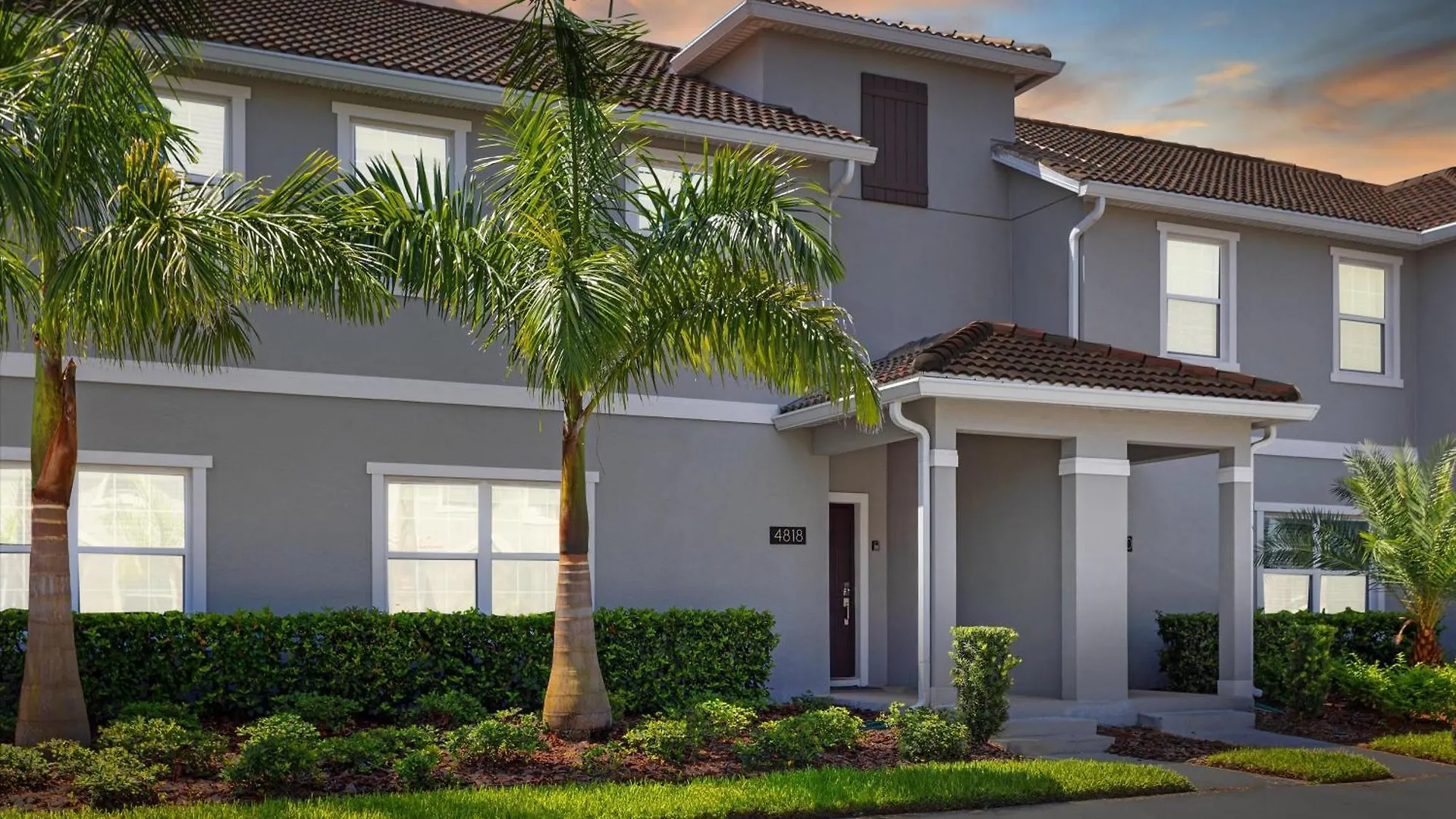 4 Bedroom- 3 Bathroom Storey 4818 Ml Casa vacanze