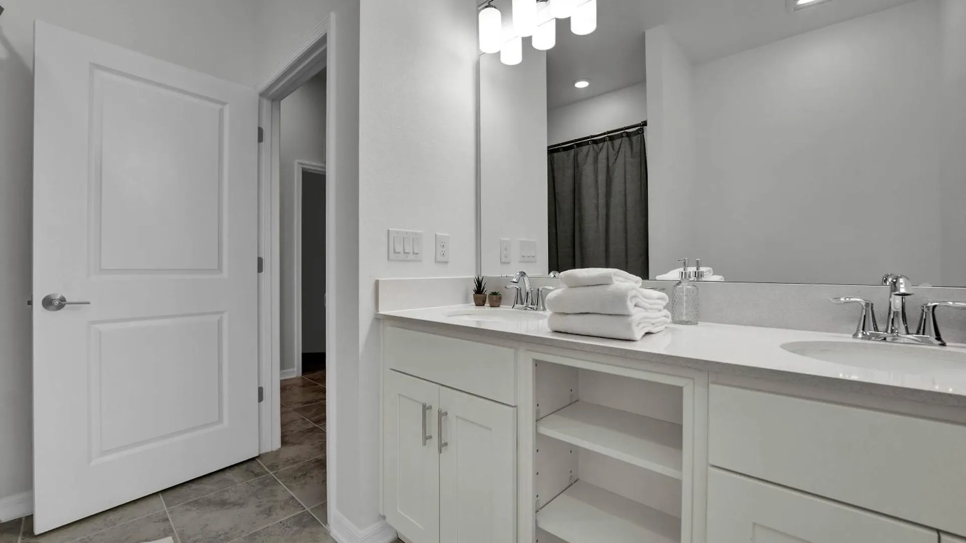 2 Bedrooms- 2 Bathrooms- Storey 3191-405 Pc Apartment Kissimmee