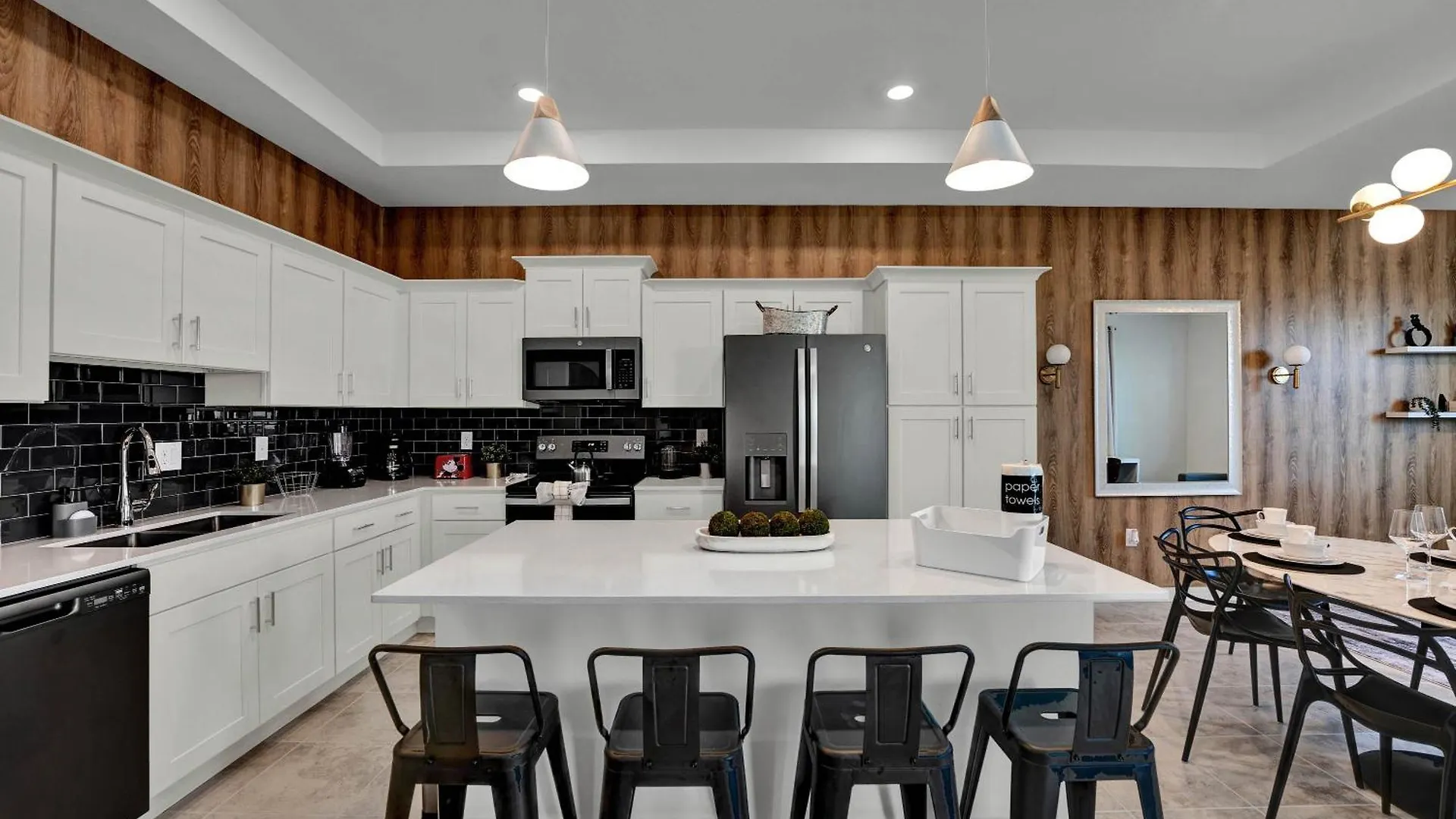 2 Bedrooms- 2 Bathrooms- Storey 3191-405 Pc *