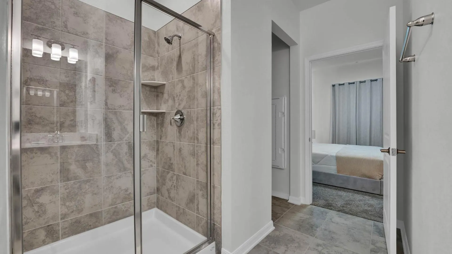 Apartment 2 Bedrooms- 2 Bathrooms- Storey 3191-405 Pc