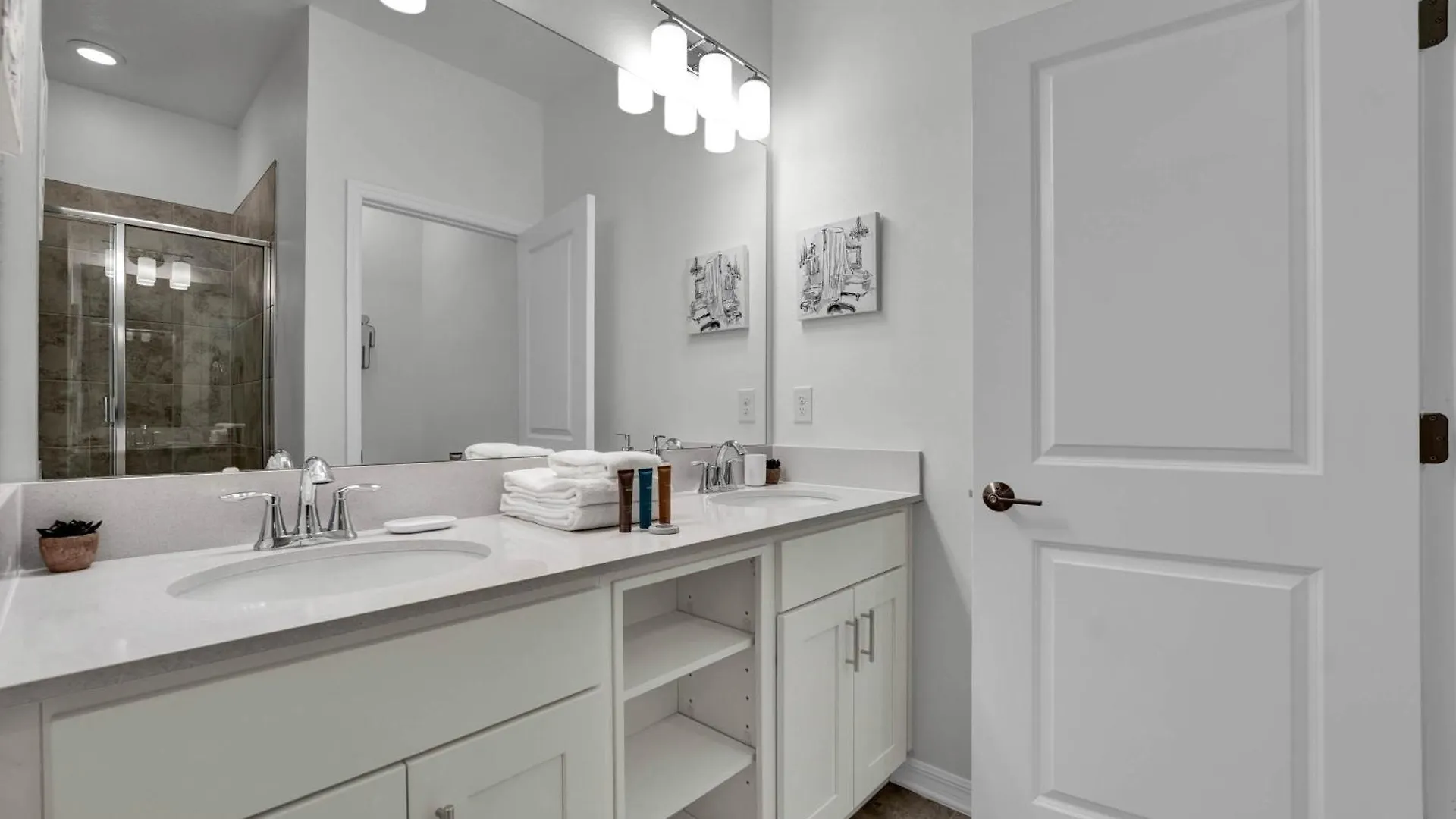 2 Bedrooms- 2 Bathrooms- Storey 3191-405 Pc Kissimmee