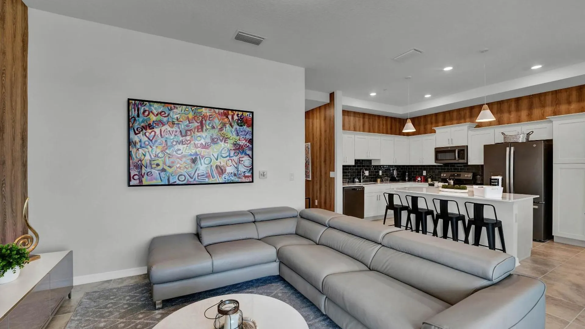2 Bedrooms- 2 Bathrooms- Storey 3191-405 Pc Apartment *
