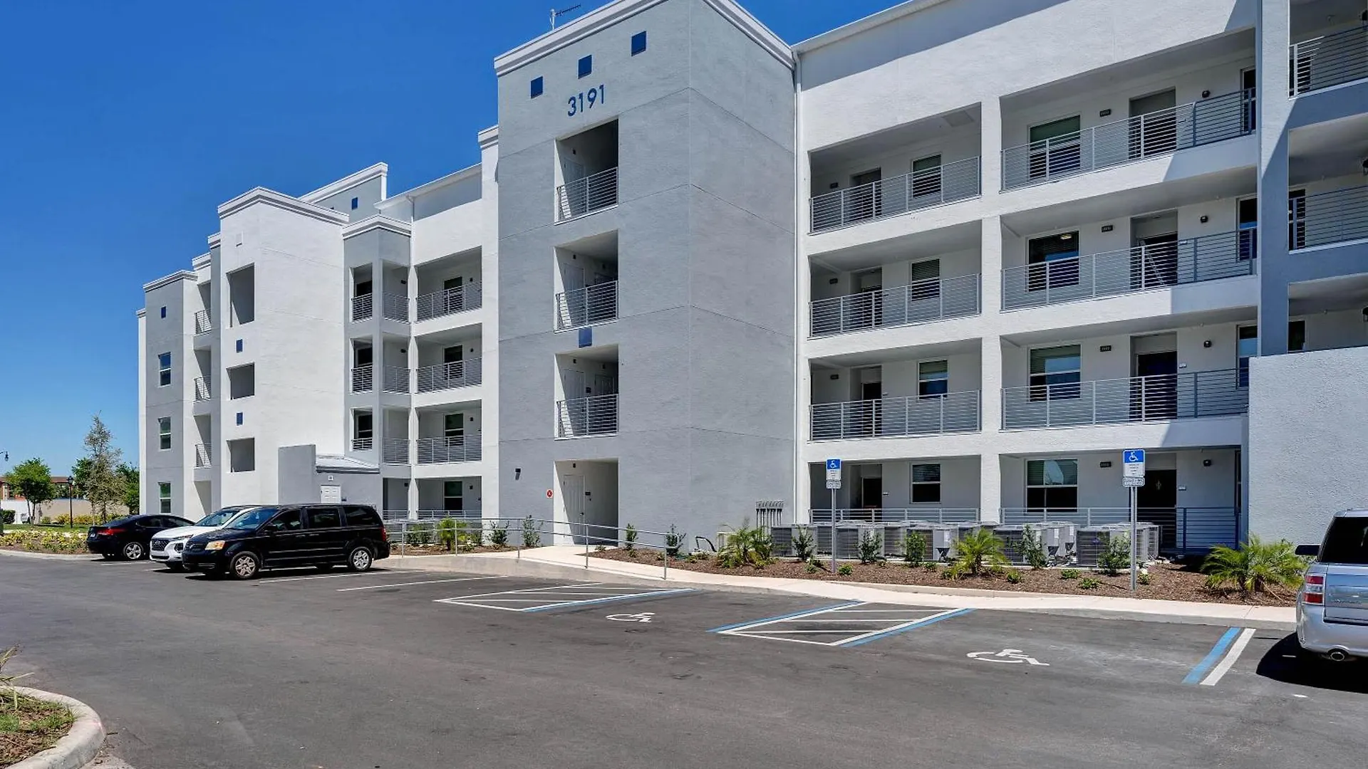 2 Bedrooms- 2 Bathrooms- Storey 3191-405 Pc Apartment *
