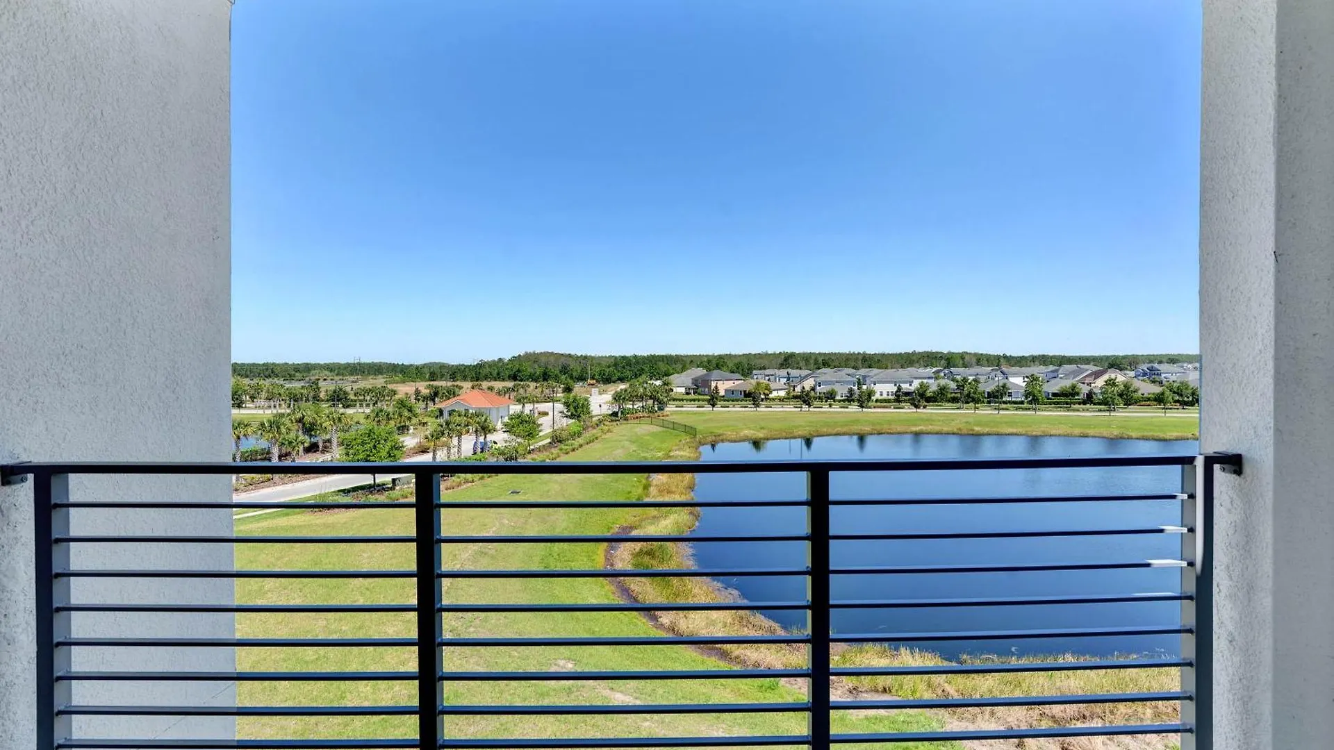 2 Bedrooms- 2 Bathrooms- Storey 3191-405 Pc Apartment *