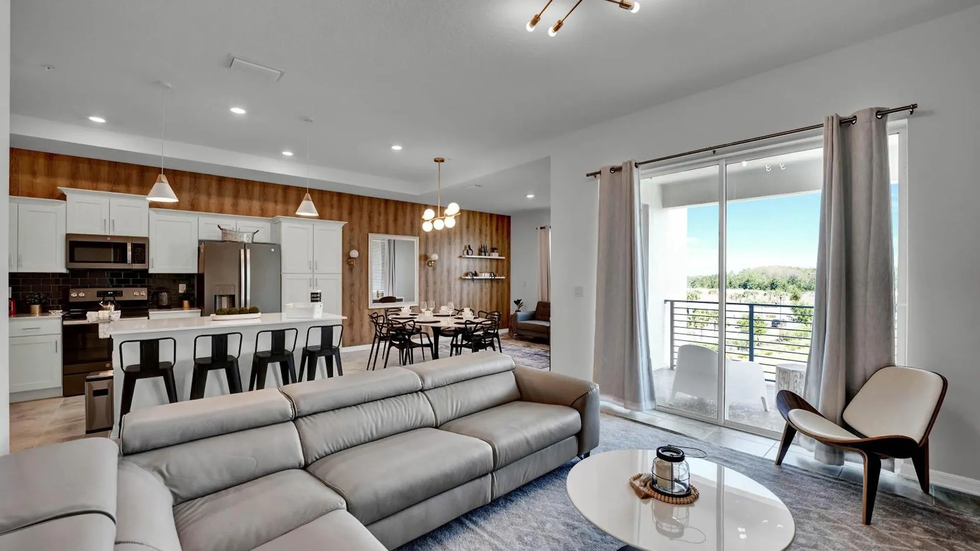 2 Bedrooms- 2 Bathrooms- Storey 3191-405 Pc Apartment