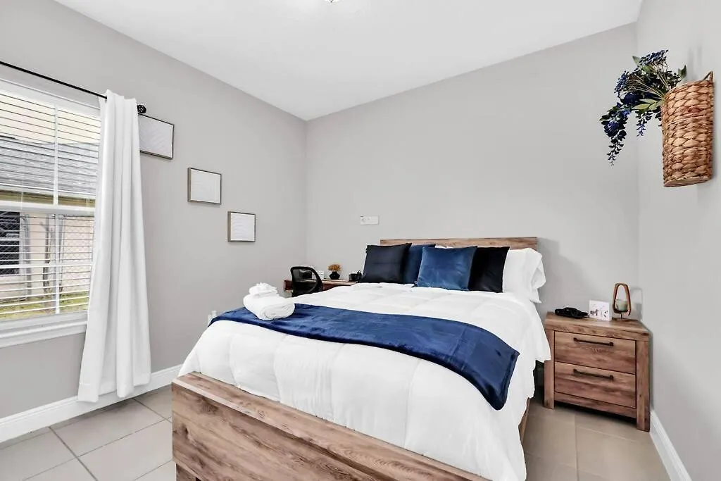 Uniquely Chic Near Disney! Apartment *