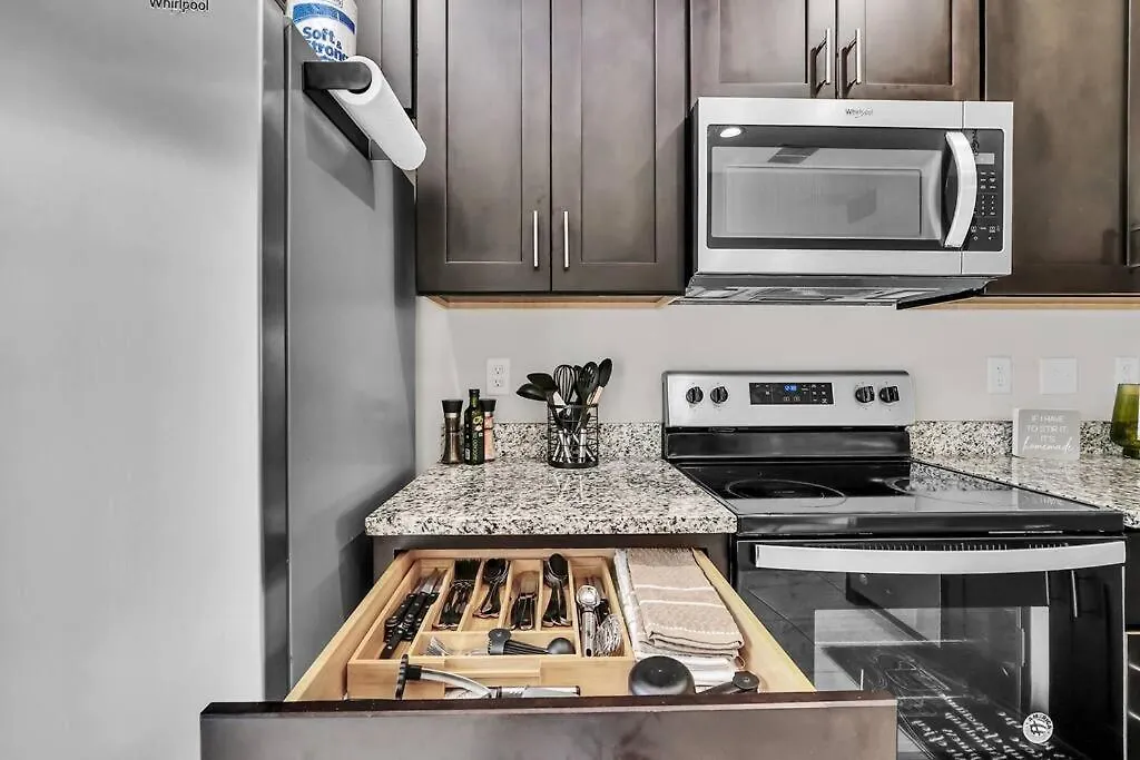 Apartment Uniquely Chic Near Disney! *