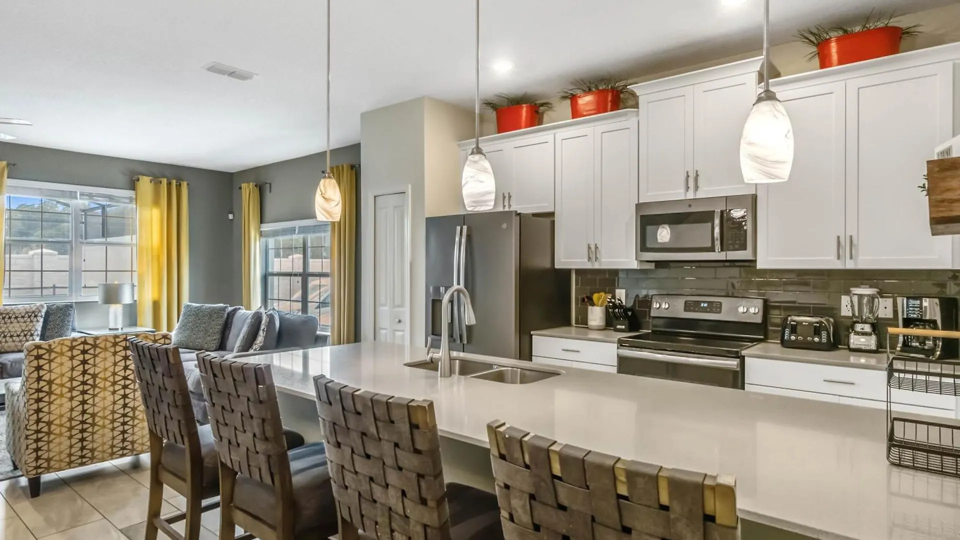 5 Bedrooms - 4 Bathrooms- Storey 4921 Wa *