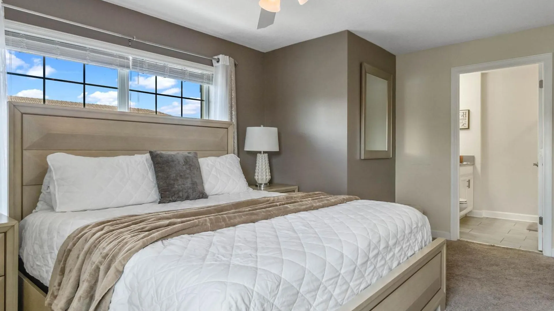 5 Bedrooms - 4 Bathrooms- Storey 4921 Wa Kissimmee