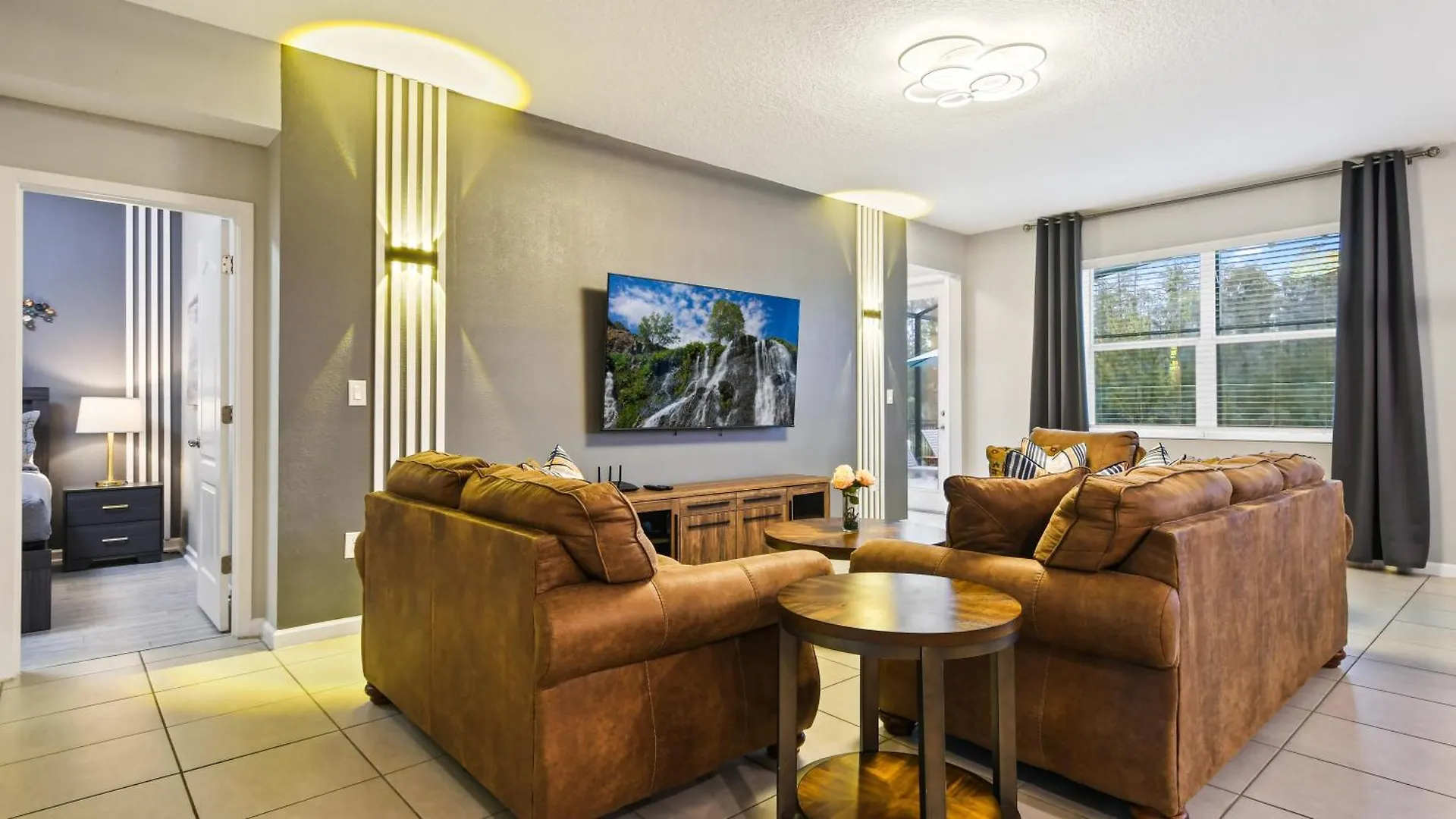 Opulent Retreat, Pool & View, Near Parks Holiday home