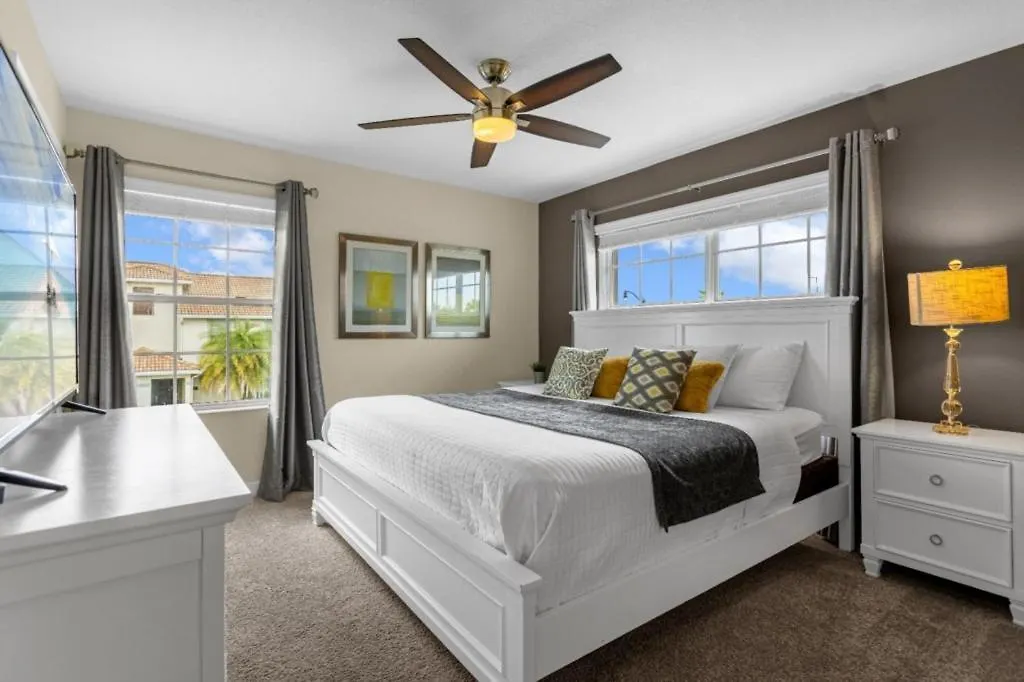 5 Bedrooms - 4 Bathrooms - Storey 4806 Cs Holiday home *