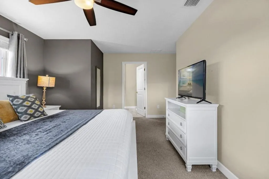 5 Bedrooms - 4 Bathrooms - Storey 4806 Cs Kissimmee