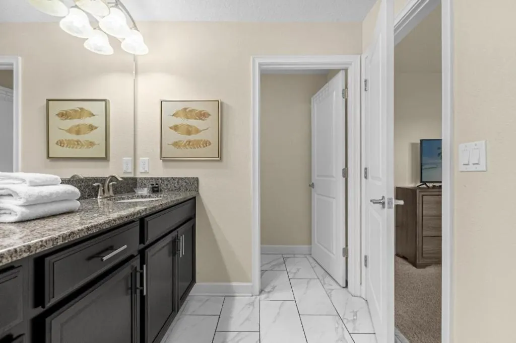 5 Bedrooms - 4 Bathrooms - Storey 4806 Cs