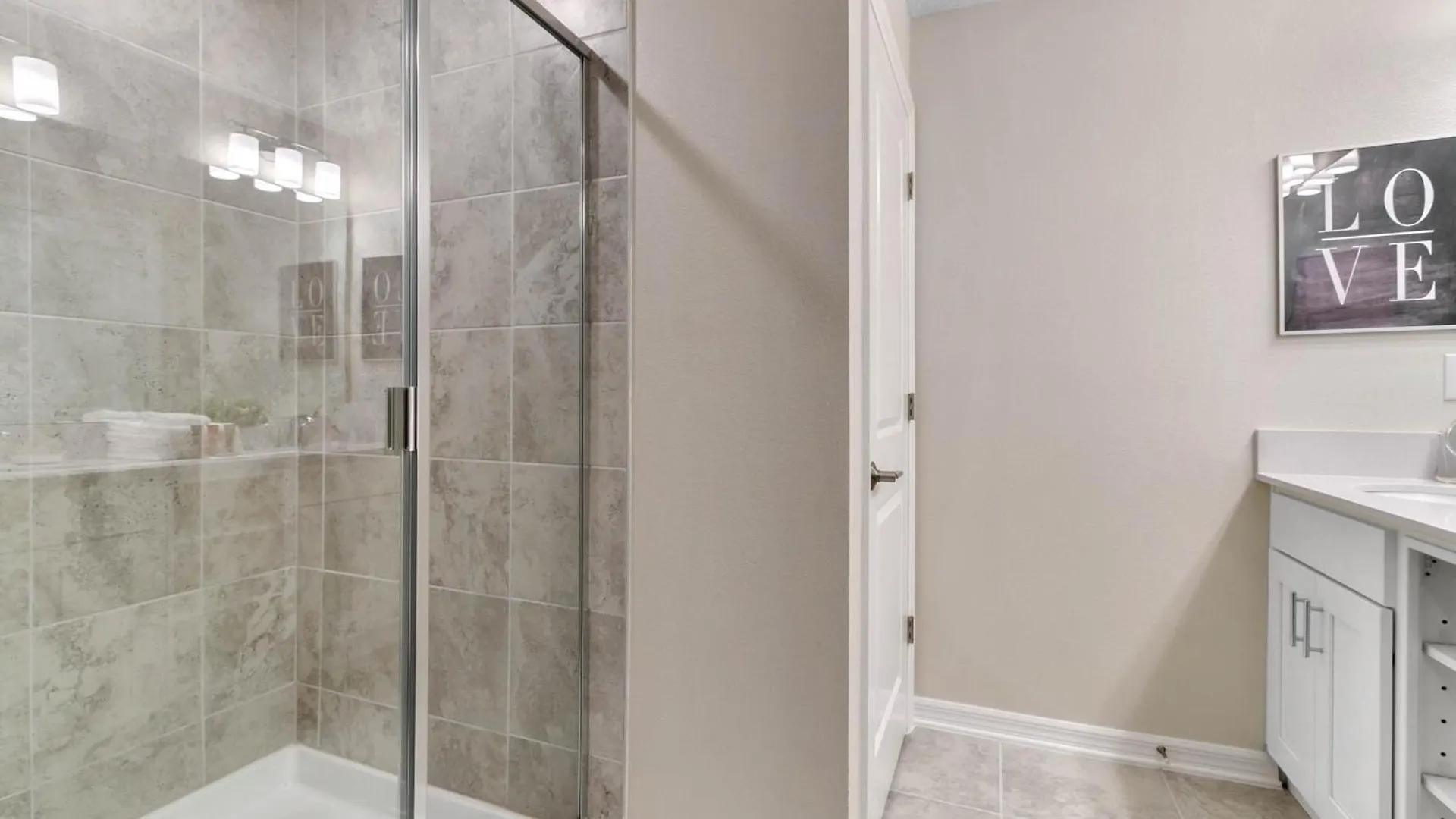 2 Bedrooms - 2 Bathrooms - Storey 3131-303 Pc *