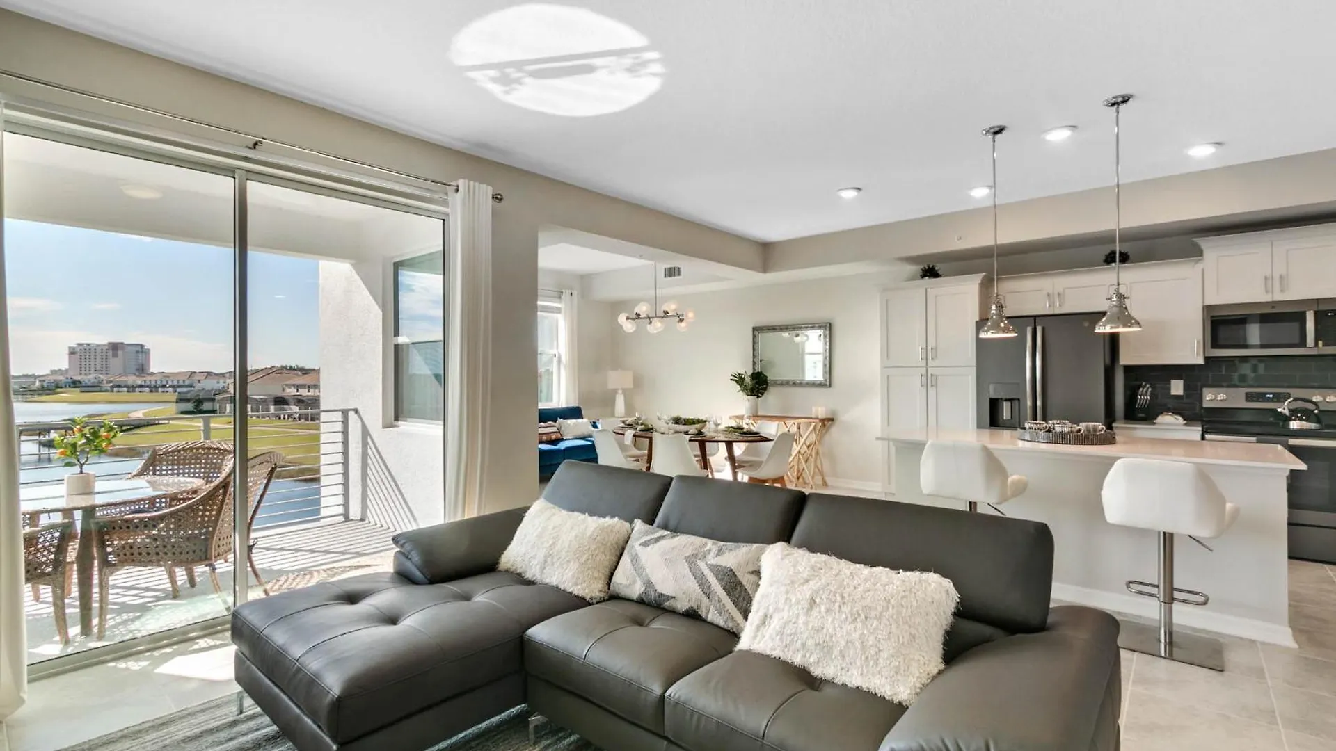 2 Bedrooms - 2 Bathrooms - Storey 3131-303 Pc Apartment
