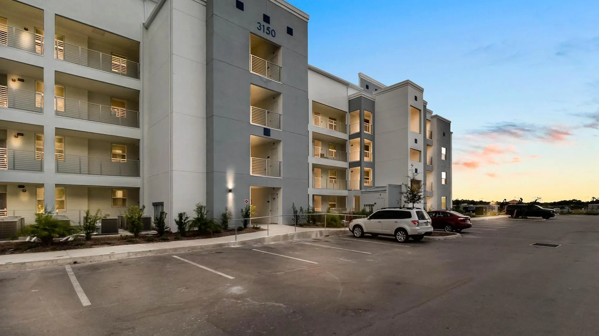 2 Bedrooms - 2 Bathrooms - Storey 3150-404 Pc *