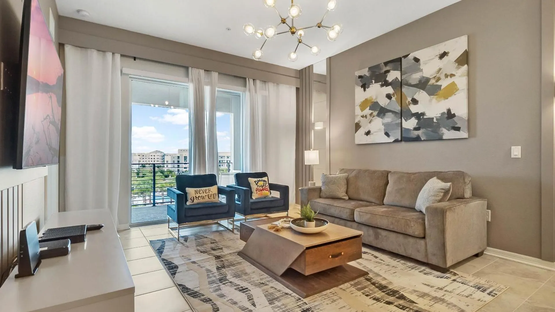 2 Bedrooms - 2 Bathrooms - Storey 3150-404 Pc Apartment *