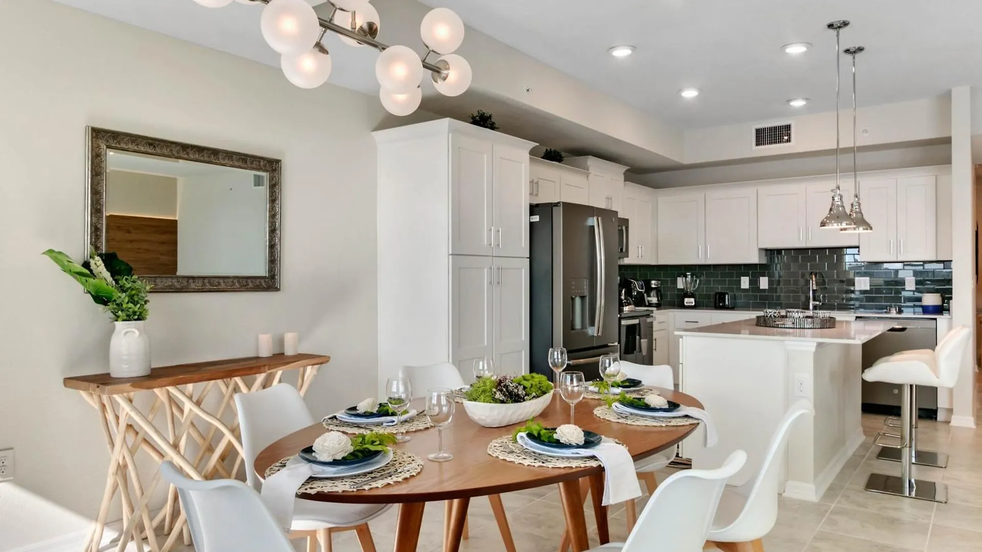 2 Bedrooms - 2 Bathrooms - Storey 3131-303 Pc Apartment