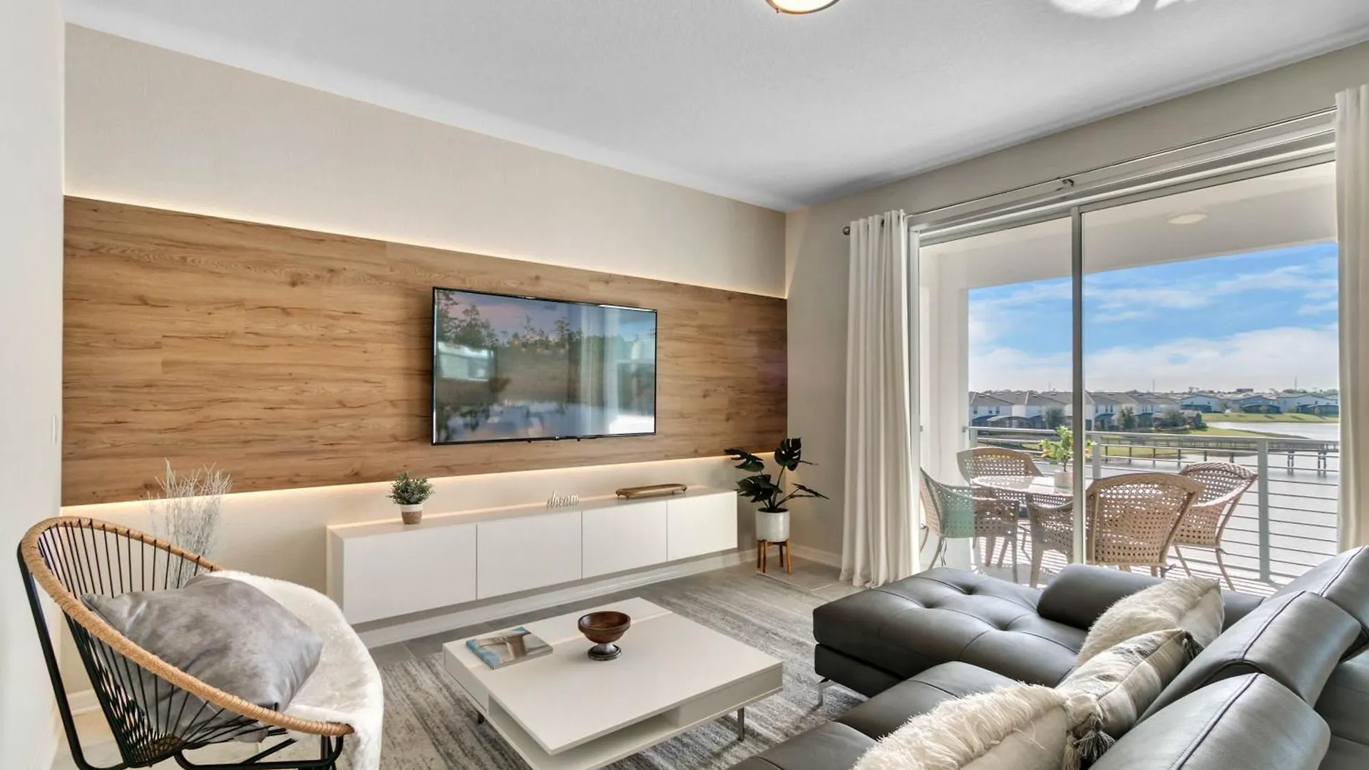Apartment 2 Bedrooms - 2 Bathrooms - Storey 3131-303 Pc *