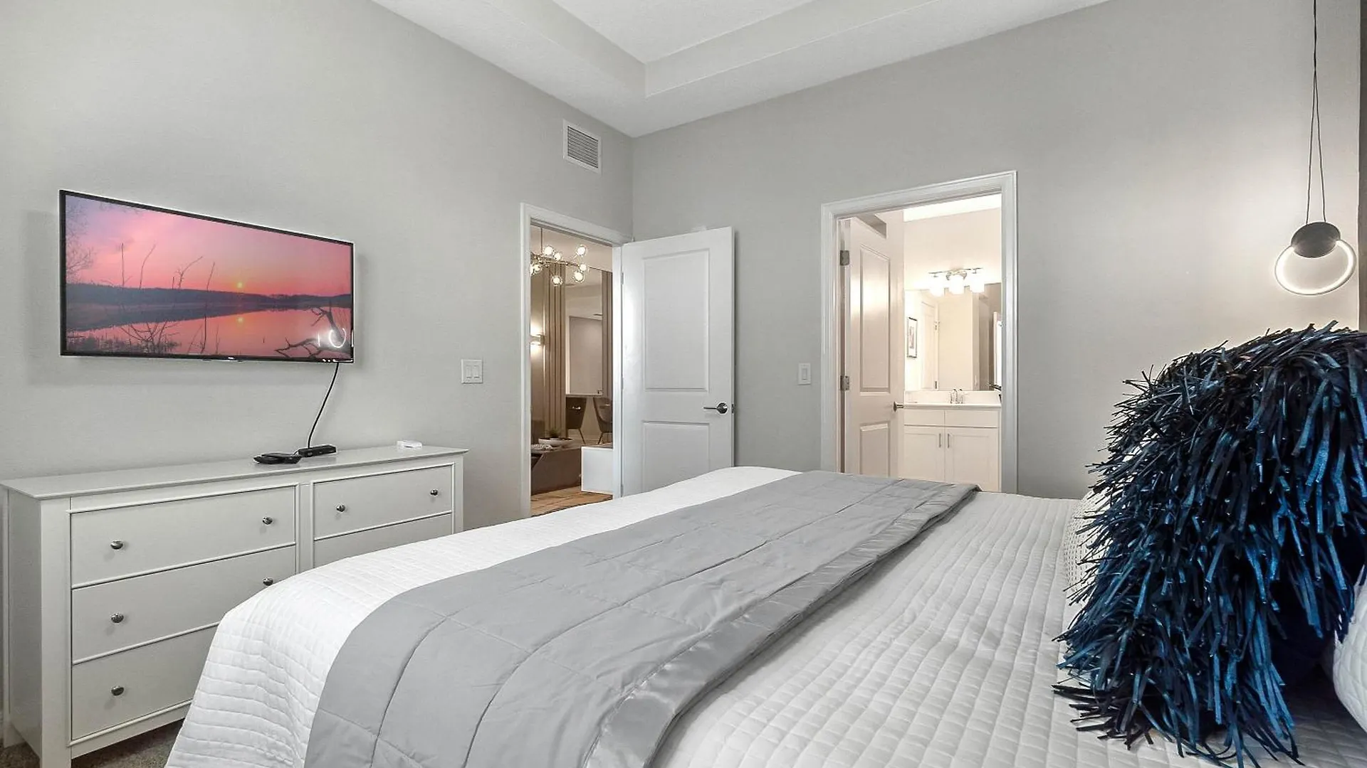 2 Bedrooms - 2 Bathrooms - Storey 3150-404 Pc Apartment *