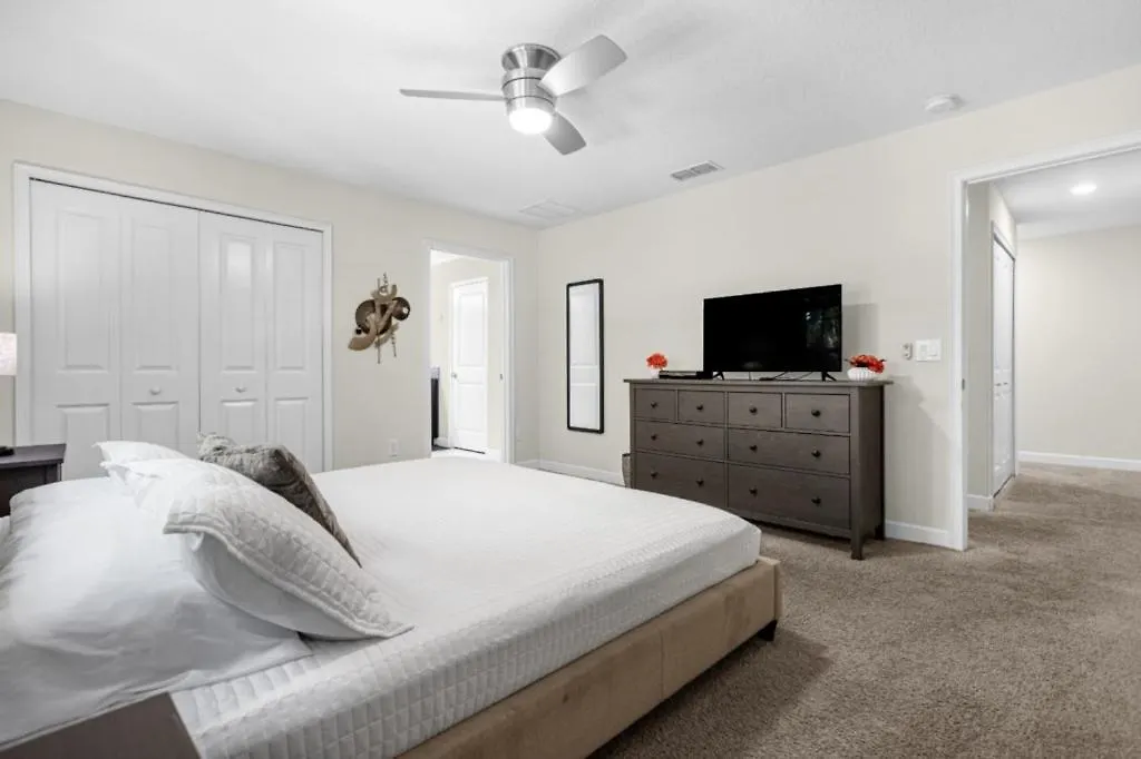 4 Bedrooms - 3 Bathrooms - Storey 3135 Pp *