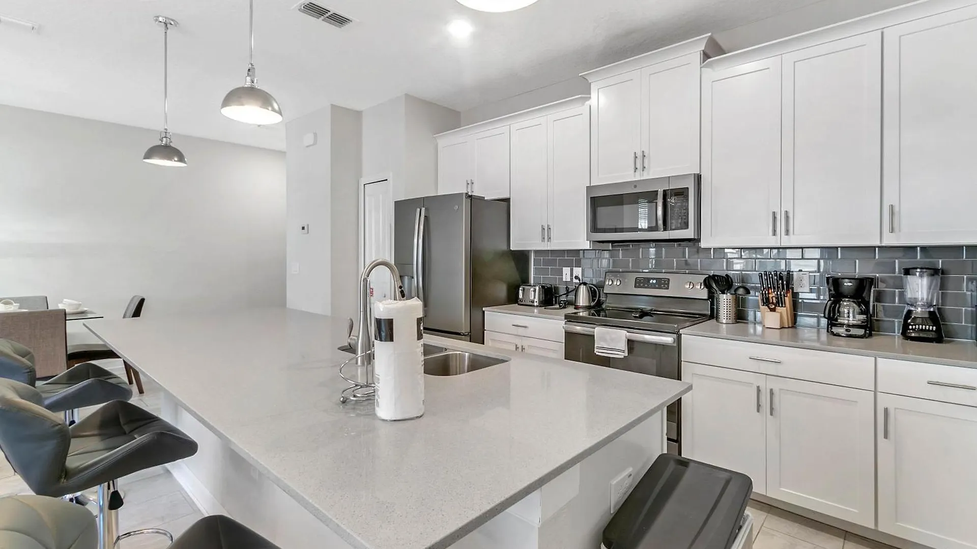 4 Bedrooms - 3 Bathrooms - Storey 4809 Ll * Kissimmee