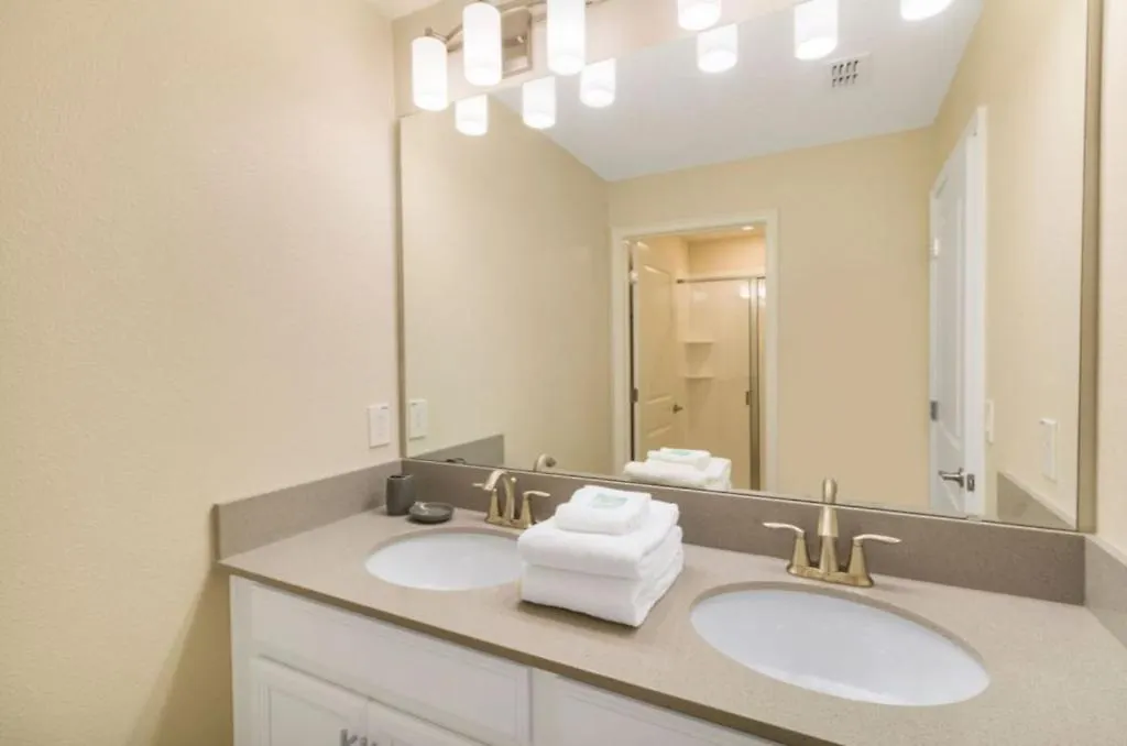 4 Bedrooms - 3 Bathrooms - Storey 4853 Rc *