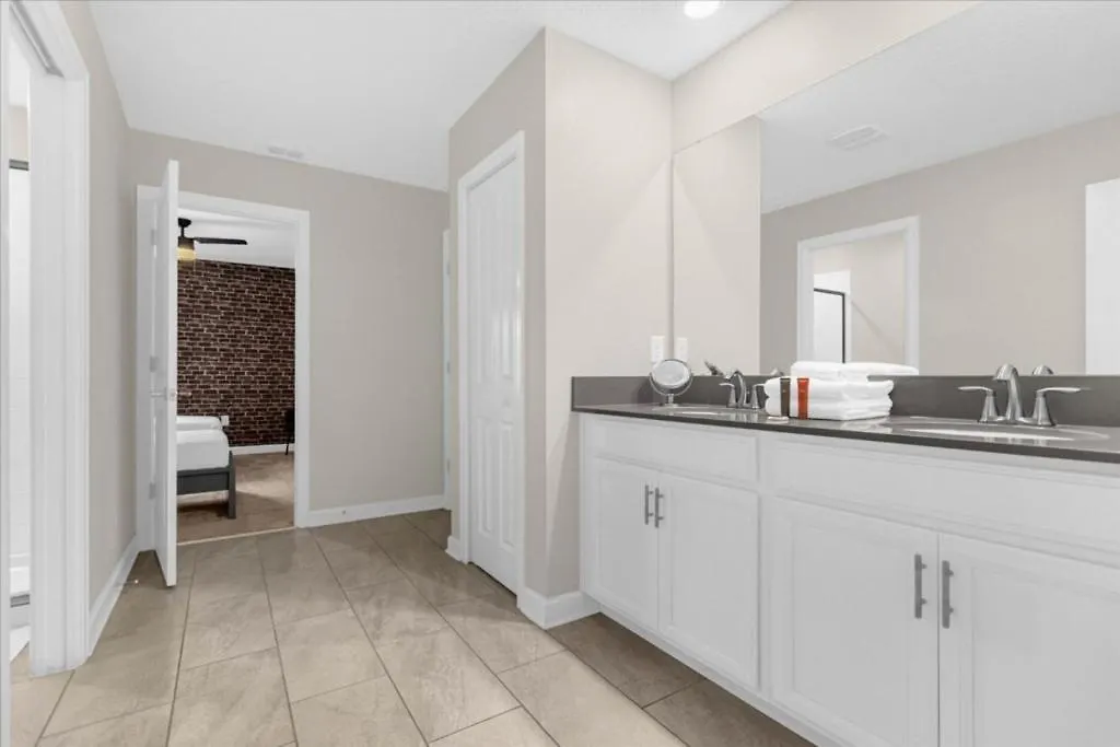 9 Bedrooms - 5 Bathrooms - Storey 4559 Nl * Kissimmee