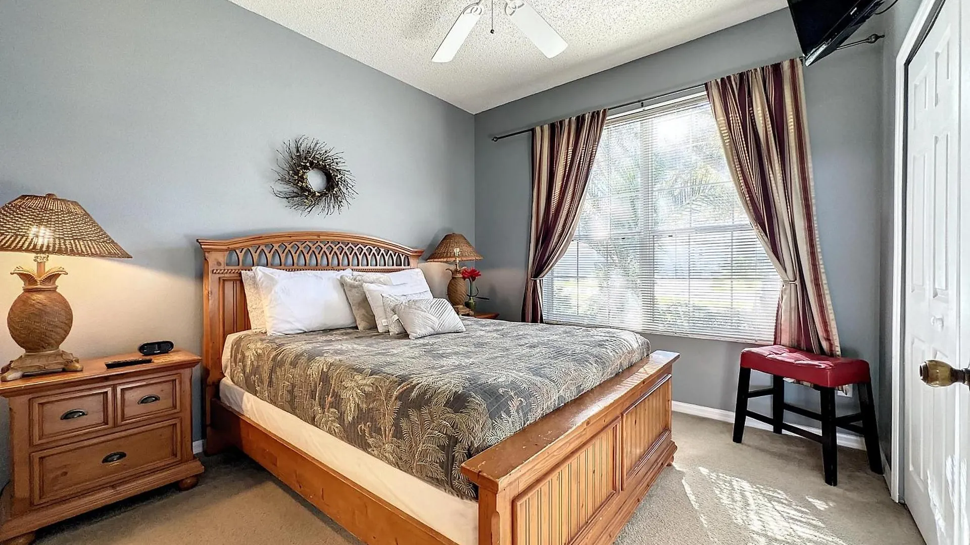 Emerald Island 4 Bed Mins To