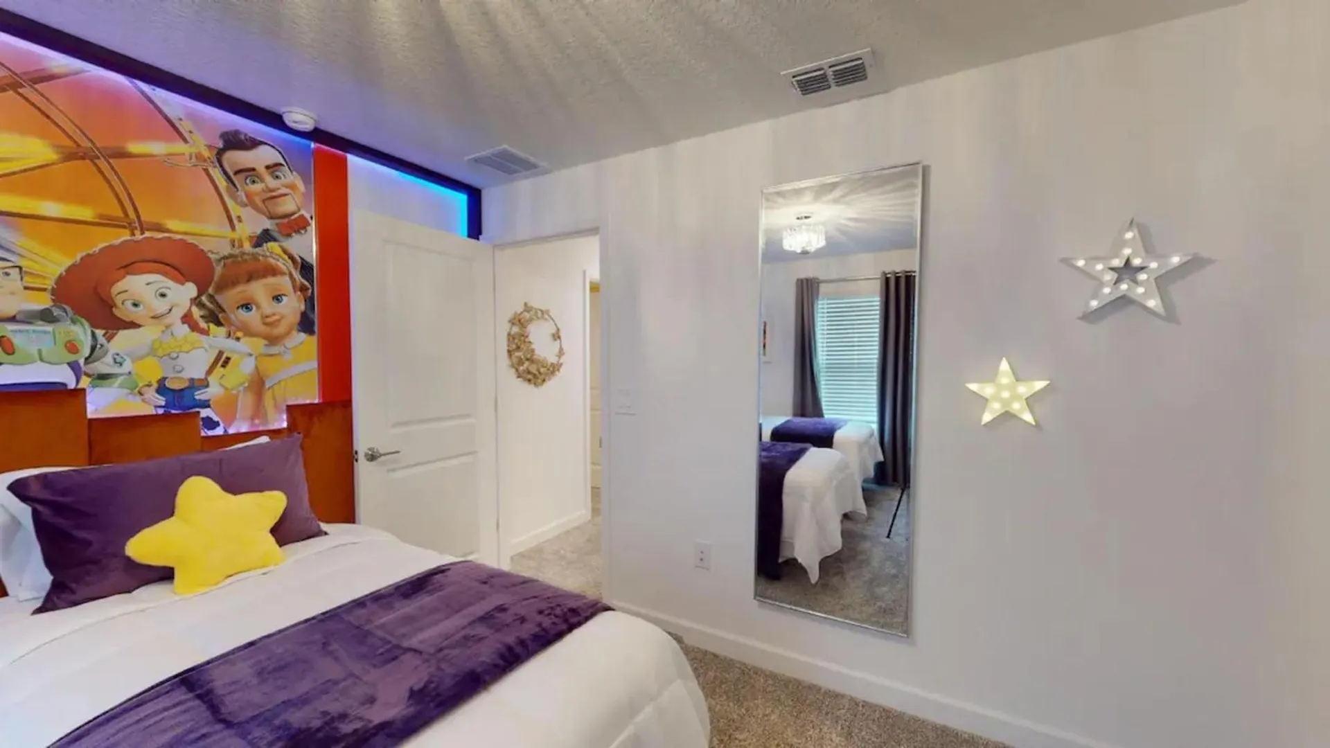 Apartment Experience The Magic Of Right At Your Doorstep With Our Large Pool & House