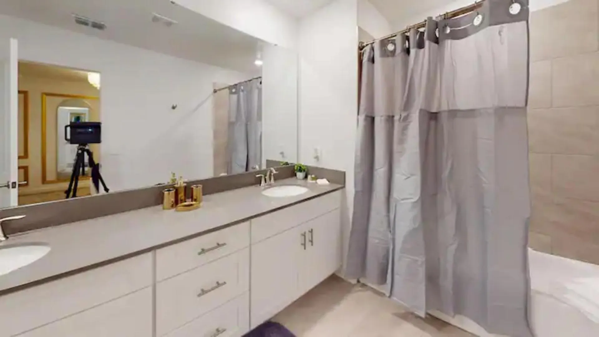 Apartment Experience The Magic Of Right At Your Doorstep With Our Large Pool & House