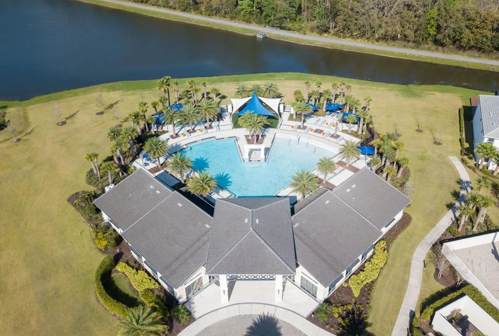 Holiday home 5br 5bath Pvt Bbq Pool 15min 3056ft