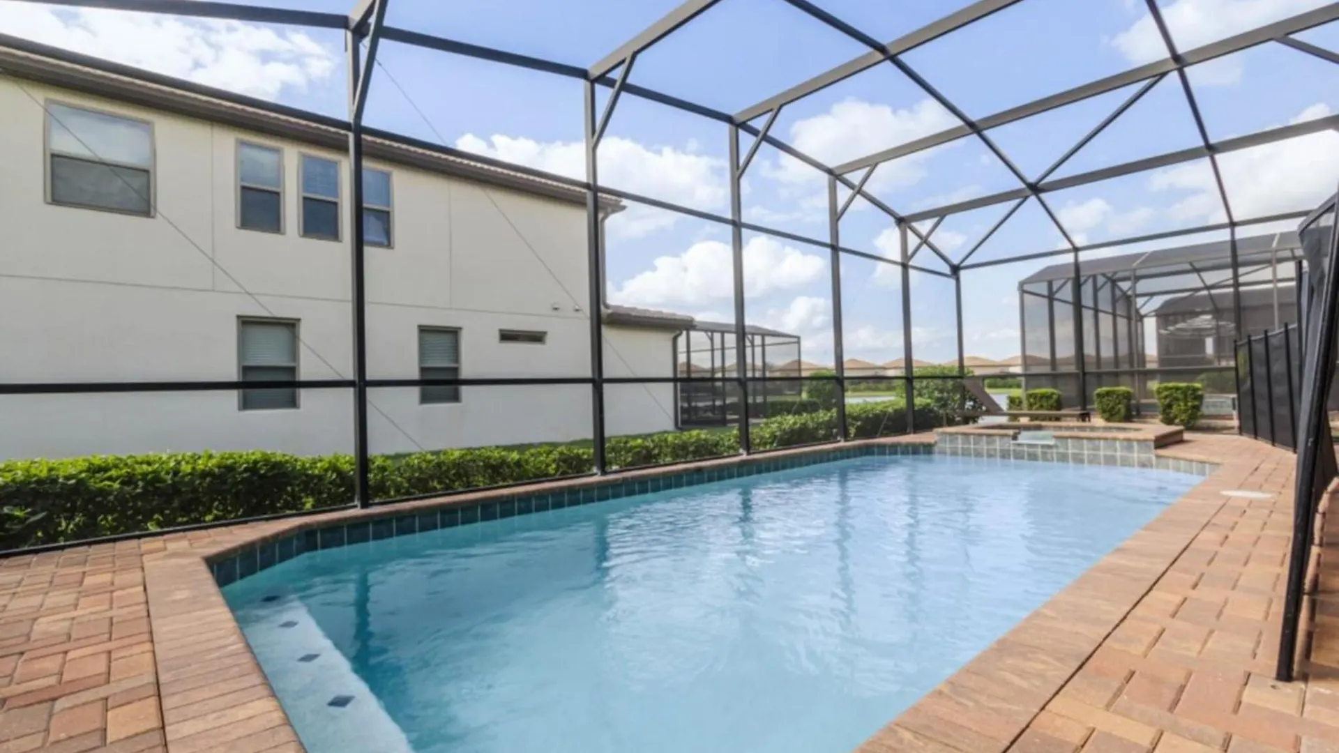 Lilo's Poolside Paradise Awaits Holiday home *