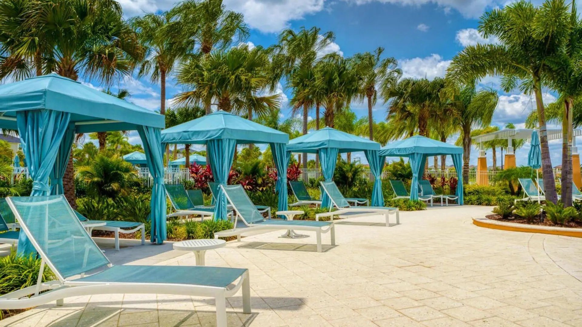 Multiple Luxury Pool Homes Next To Holiday home