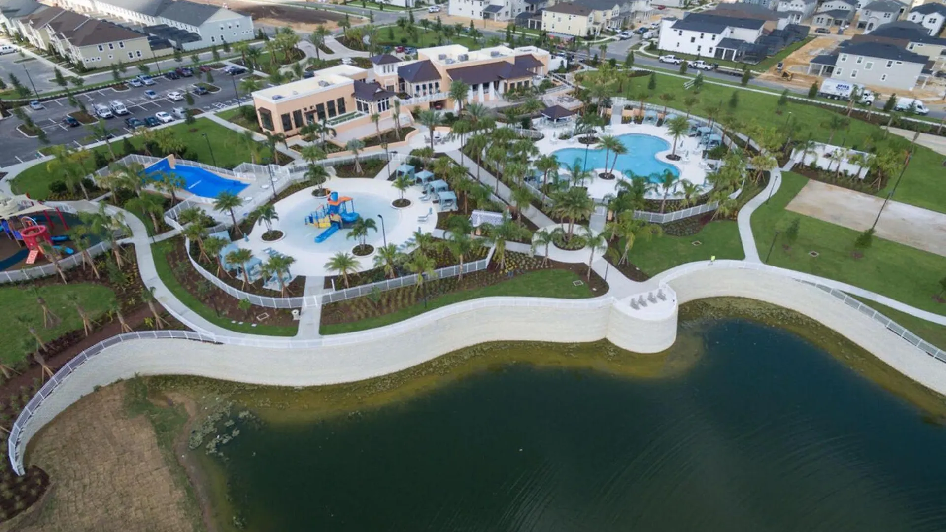 Multiple Luxury Pool Homes Next To Holiday home