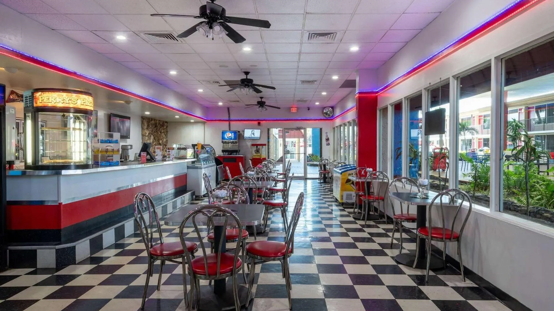 Ramada By Wyndham Kissimmee Gateway - Free Theme Park Shuttle Otel