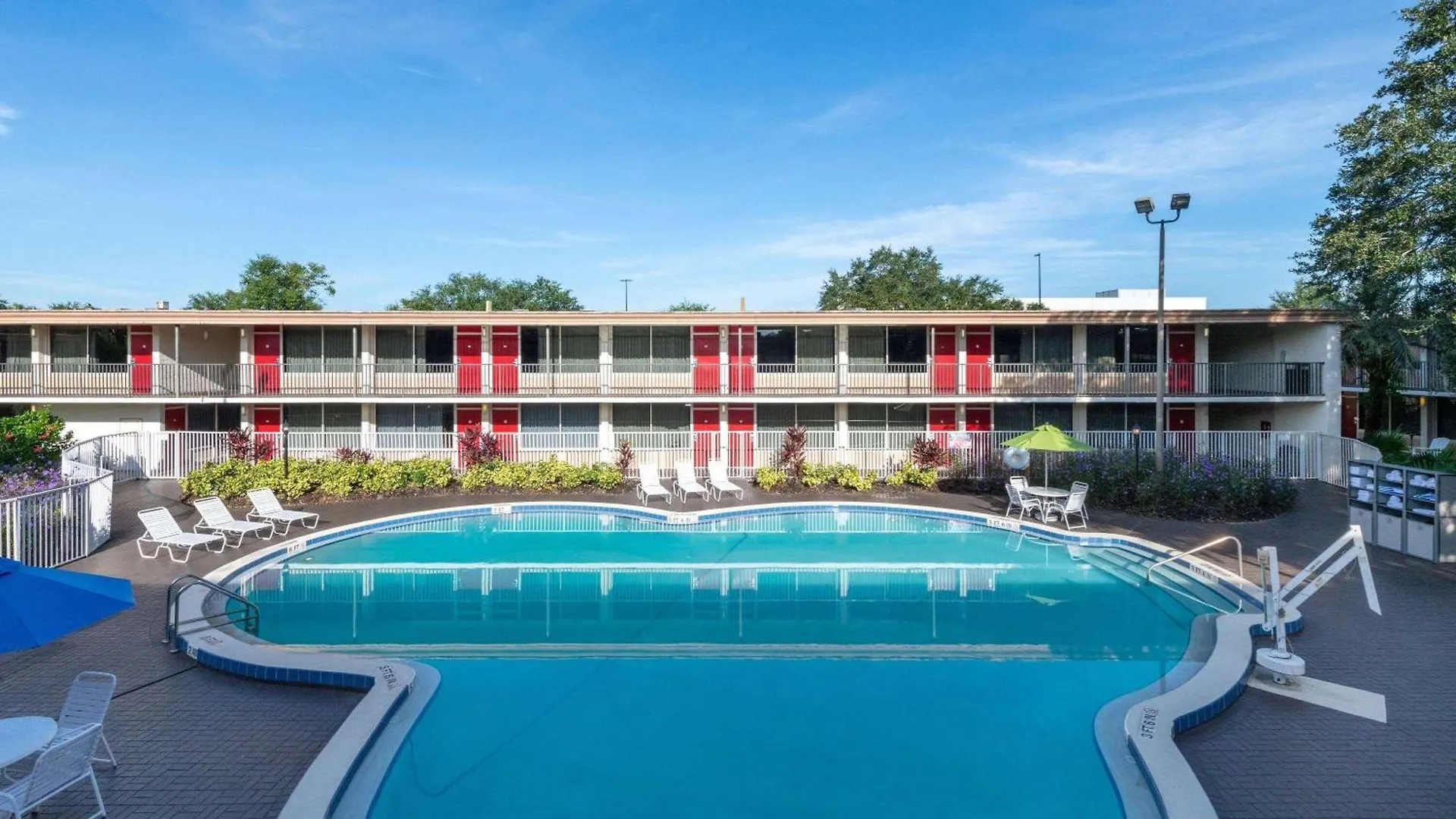 Ramada By Wyndham Kissimmee Gateway - Free Theme Park Shuttle Otel 3*