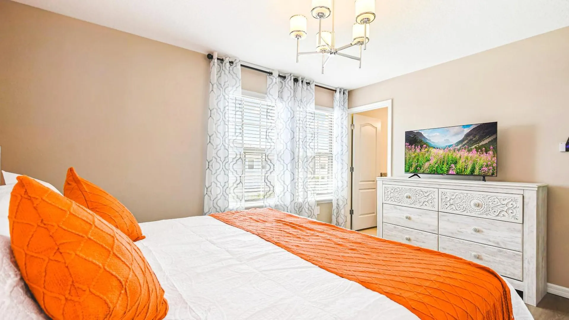 Holiday home Luxury W/ Pool, Game & More! *