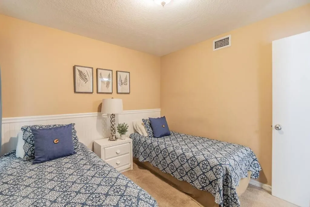 Family Retreat: Spacious Kings & Kids' Bunks Near