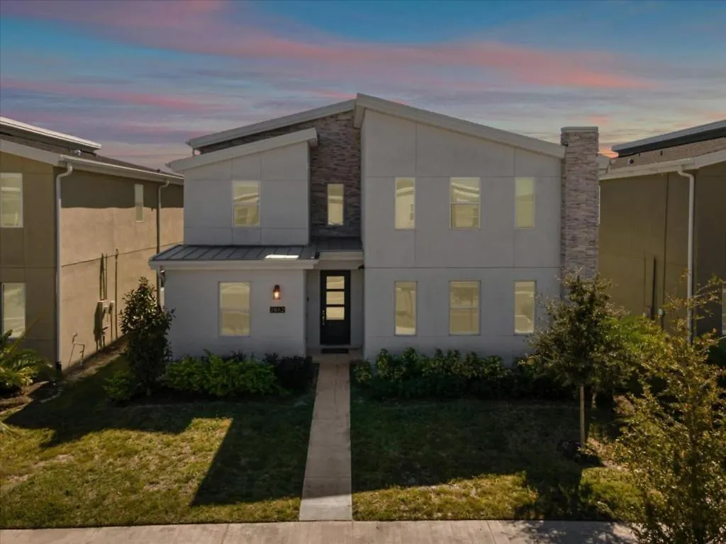 8 Bedroom- 5 Bathroom Storey 2862 Bd