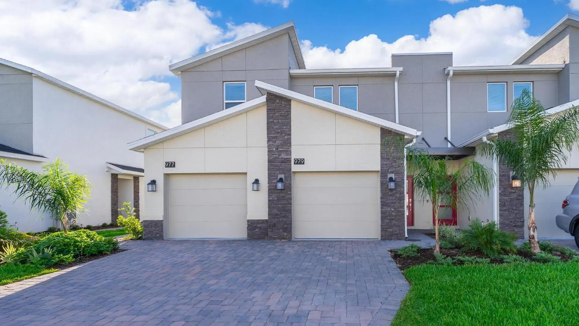 979ja 3 Beds/2 Baths Apartment