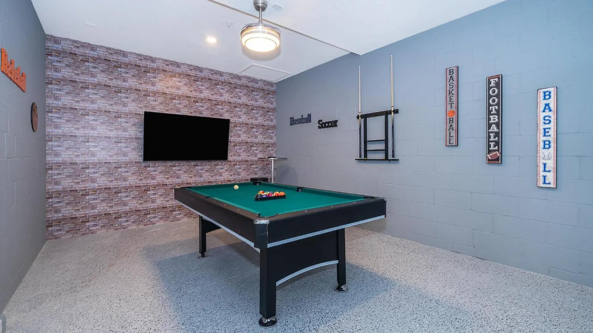 979ja 3 Beds/2 Baths Apartment