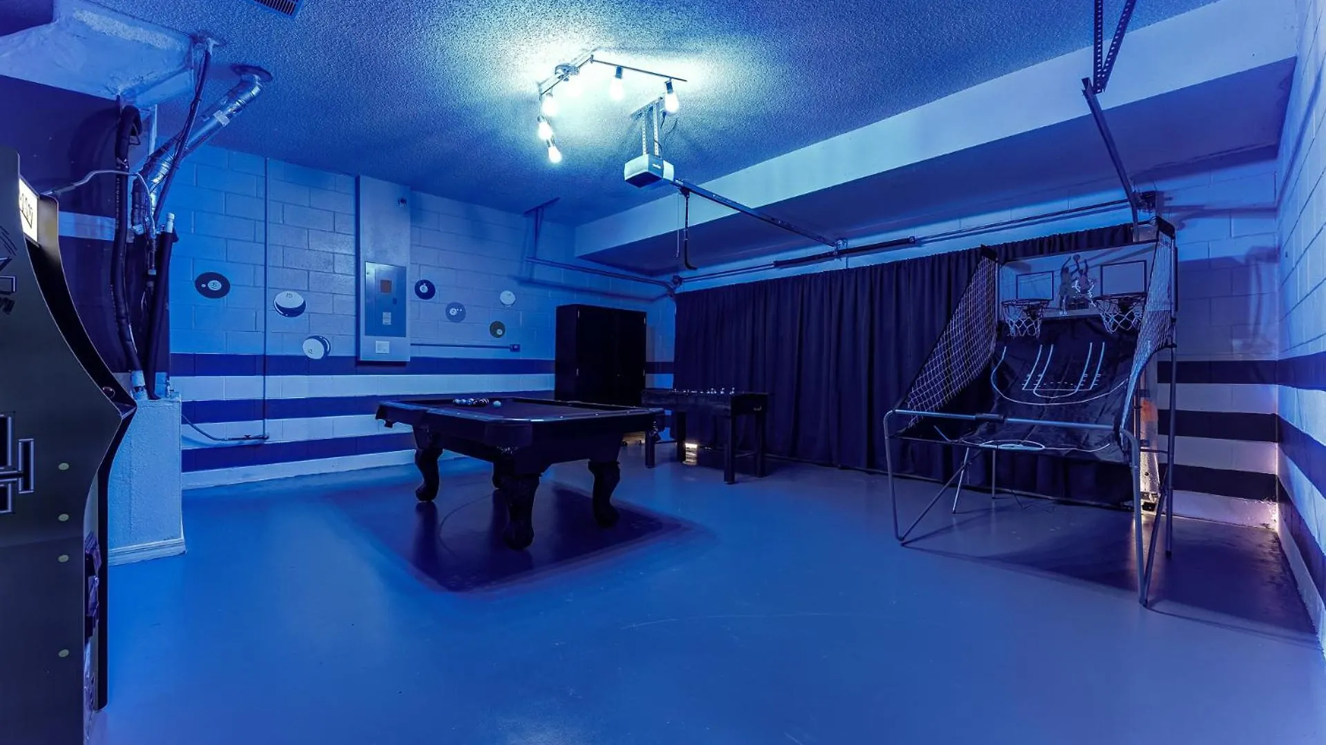 Close To 3 Bedrooms W Pool And Gameroom