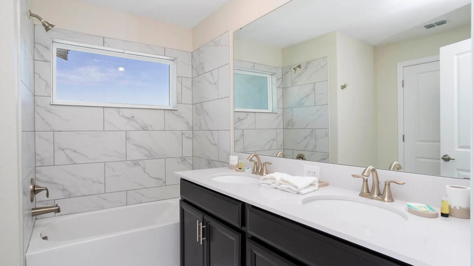 2929 Ss - Delight: 4br Pool Near Parks *