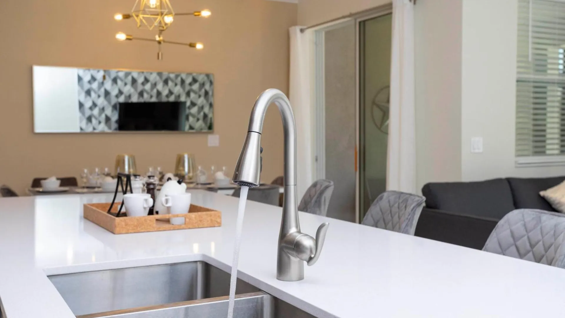 2929 Ss - Delight: 4br Pool Near Parks *