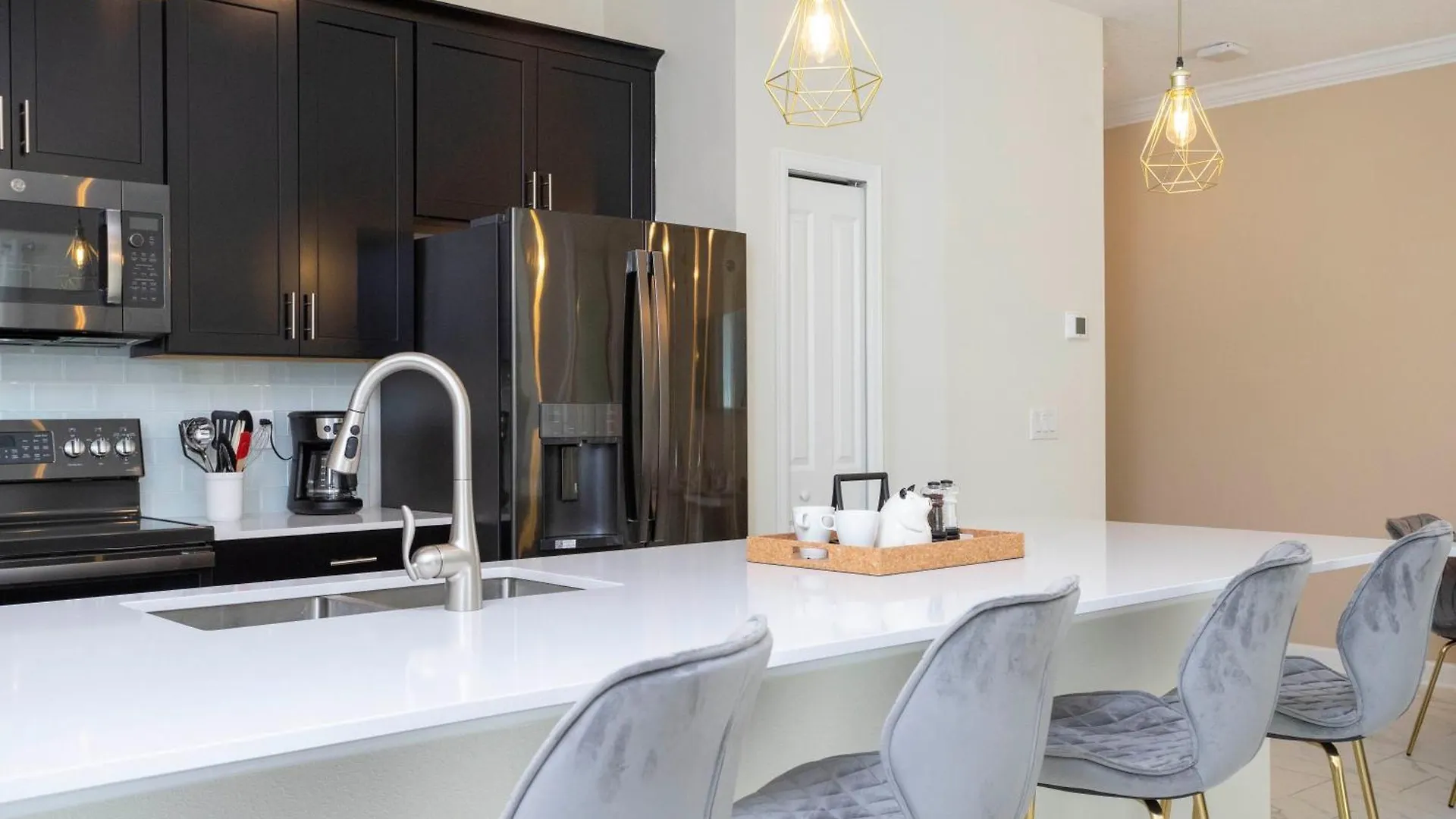 2929 Ss - Delight: 4br Pool Near Parks Villa