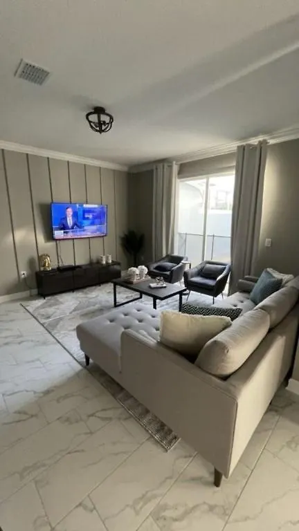 Relaxing 4 Bed Town With Splash Pool Townhouse Casa vacanze